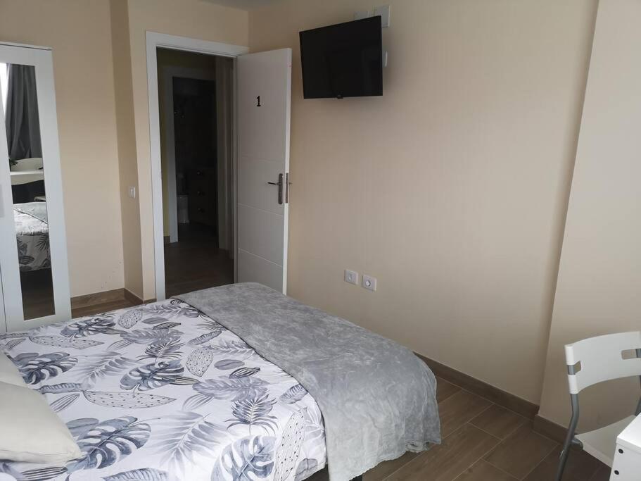 Hostal Mari En La Laguna, Alquiler Habitacion Privada En Hostal, 6 Habitaciones Cerca De La Universidad Y Aeropuerto Norte, 3 Banos Compartidos La Laguna  Eksteriør bilde