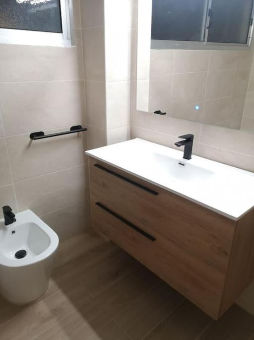 Hostal Mari En La Laguna, Alquiler Habitacion Privada En Hostal, 6 Habitaciones Cerca De La Universidad Y Aeropuerto Norte, 3 Banos Compartidos La Laguna  Eksteriør bilde